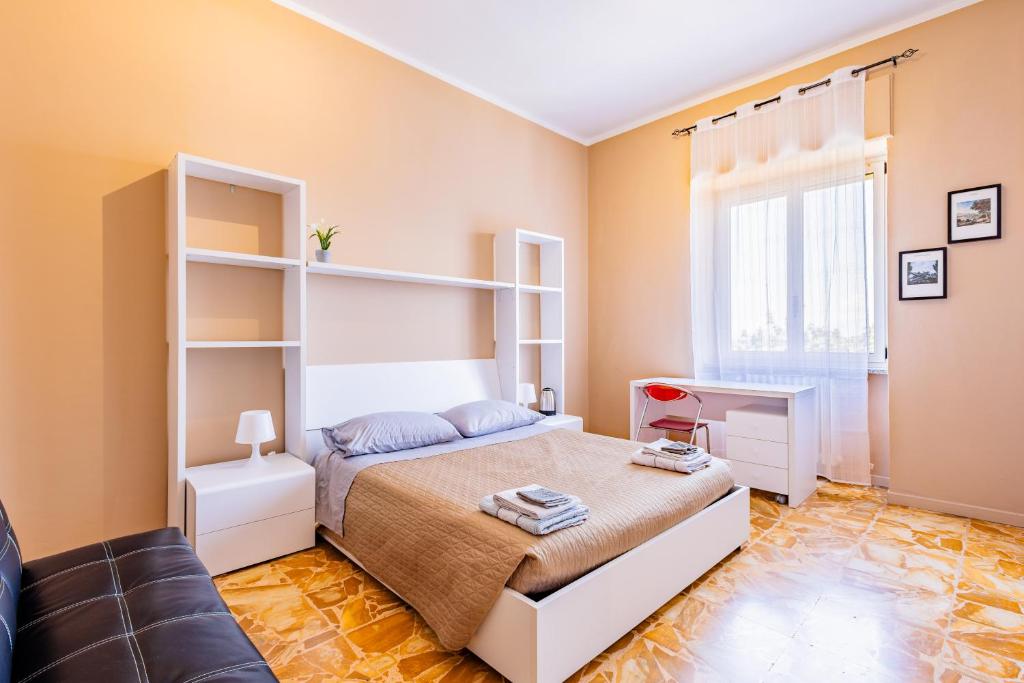 库尼奥Casa Lungogesso的一间卧室配有一张床和一张沙发