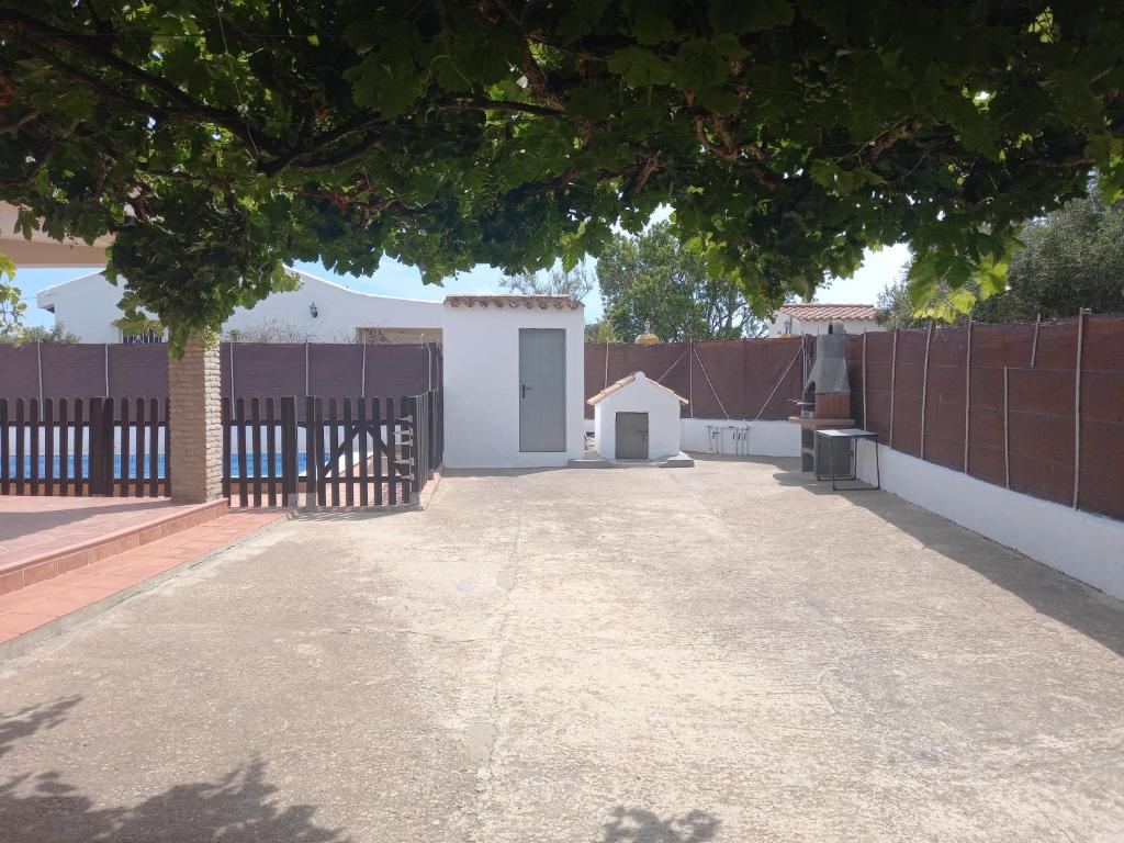 科尼尔-德拉弗龙特拉Casa independiente con piscina - Villa Pintor的庭院设有栅栏和白色门