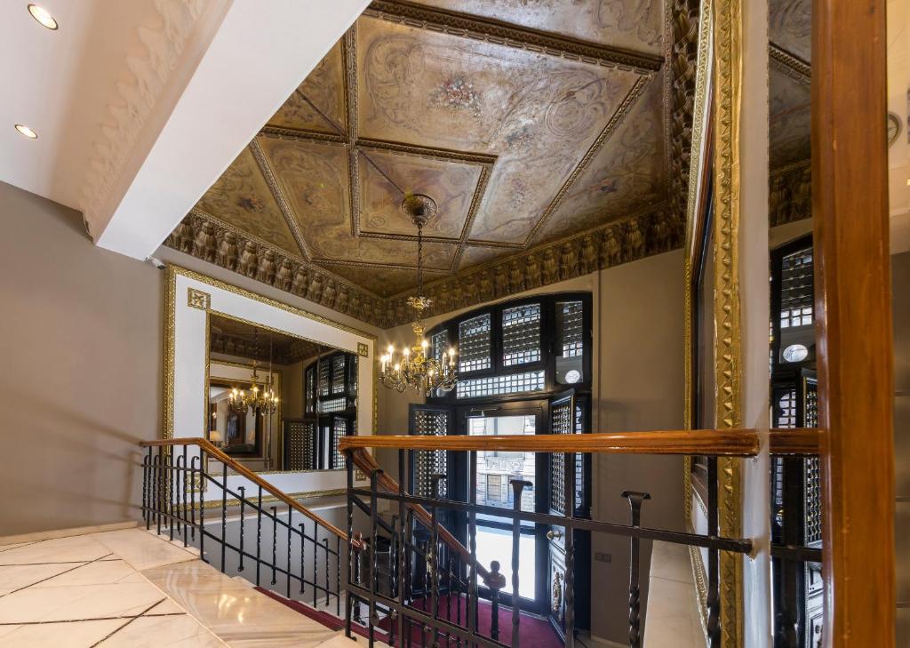 伊斯坦布尔瓦尔达尔宫酒店 - 特殊类别的走廊设有格子天花板和楼梯