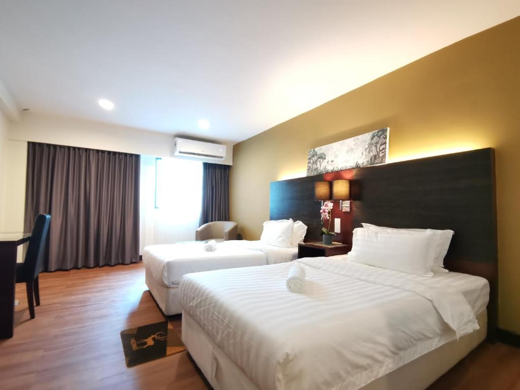 哥打京那巴鲁Ming Greenage Suite 明绿时代套房 @Kota Kinabalu 亚庇市中心的酒店客房配有两张床和一张书桌