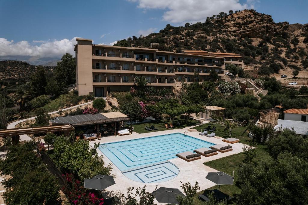 圣加利尼The Maxine Hotel Adults Only的享有酒店空中美景,设有游泳池