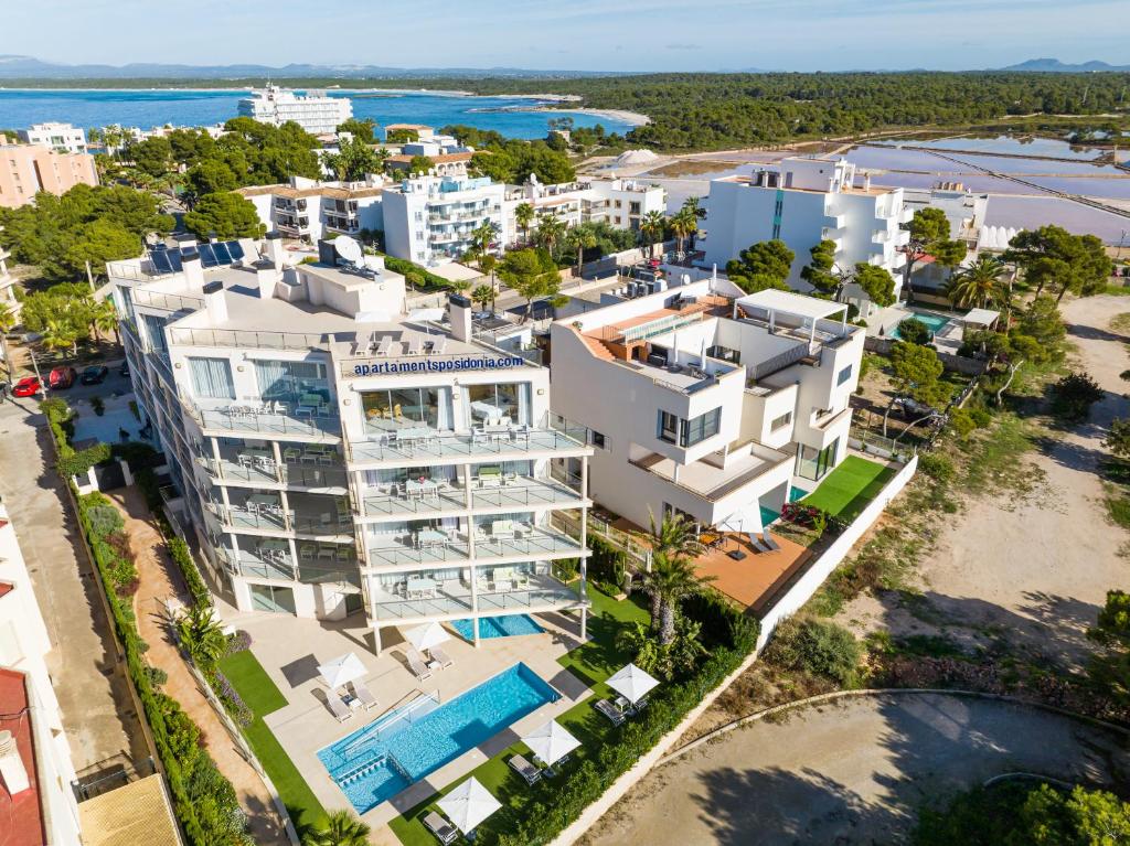 科洛尼亚圣霍尔迪Apartaments Posidonia的享有白色公寓大楼空中景致,设有游泳池