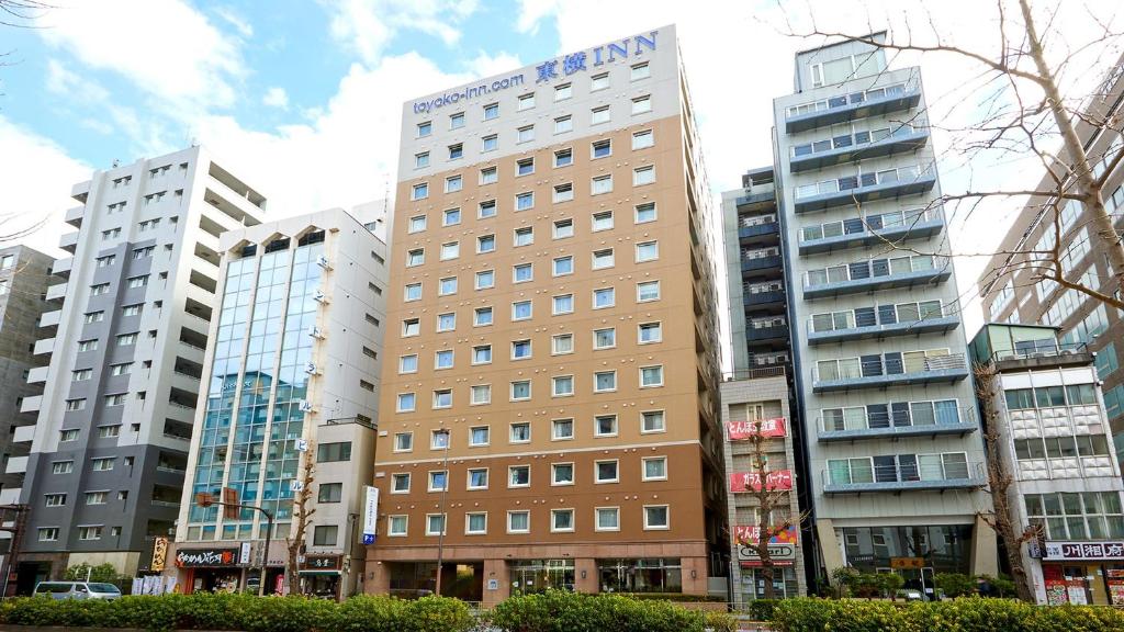 东京Toyoko Inn Tokyo Akiba Asakusabashi-eki Higashi-guchi的城市中一群高大的建筑