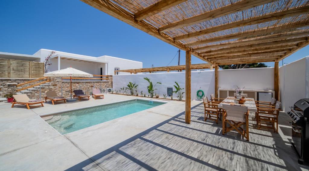 纳克索乔拉Petradia Villas的别墅 - 带游泳池和桌椅