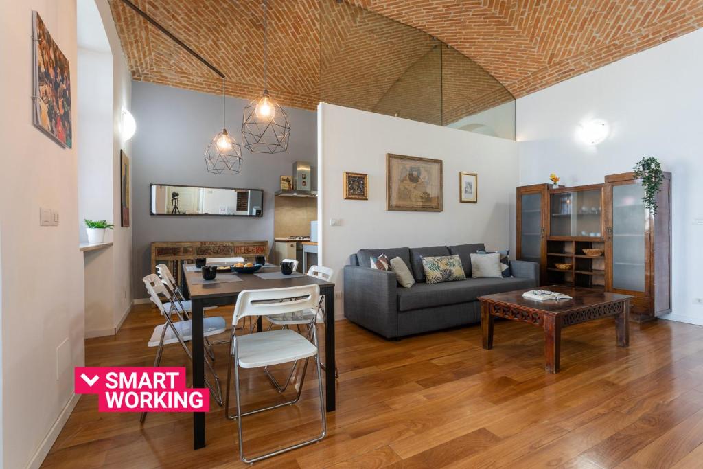 都灵Massena Modern Apartment by Wonderful Italy的客厅配有沙发和桌子