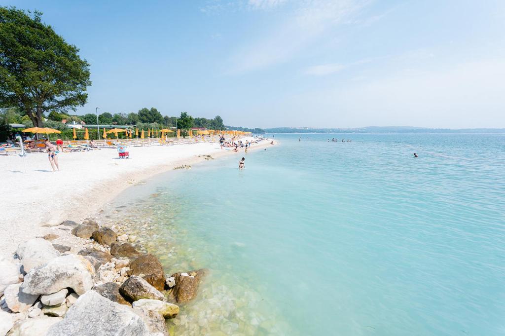 法扎纳Glamping Istrië的水面上有很多人的海滩
