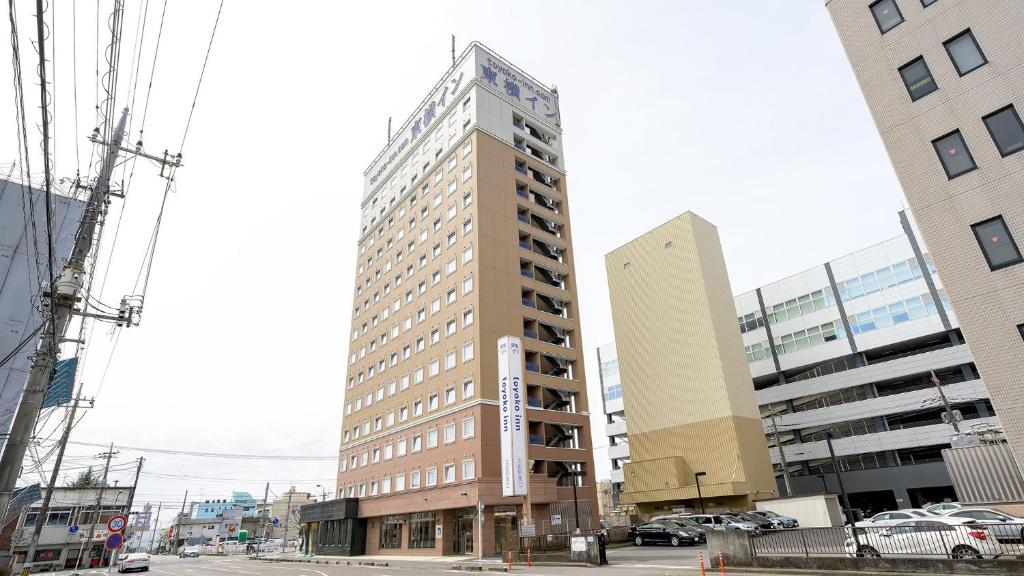 太田市Toyoko Inn Gumma Ota eki Minami guchi的城市街道上一座高大的建筑,有建筑