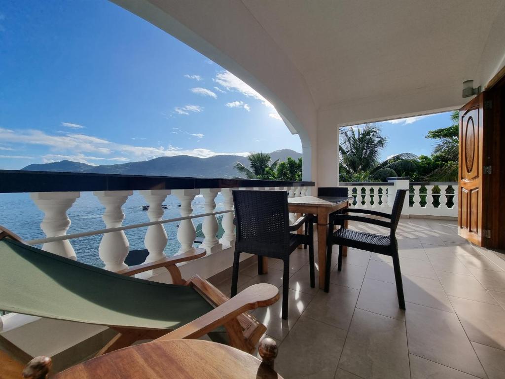 贝尔欧布莱德雷克海边公寓的阳台配有桌椅和吊床。