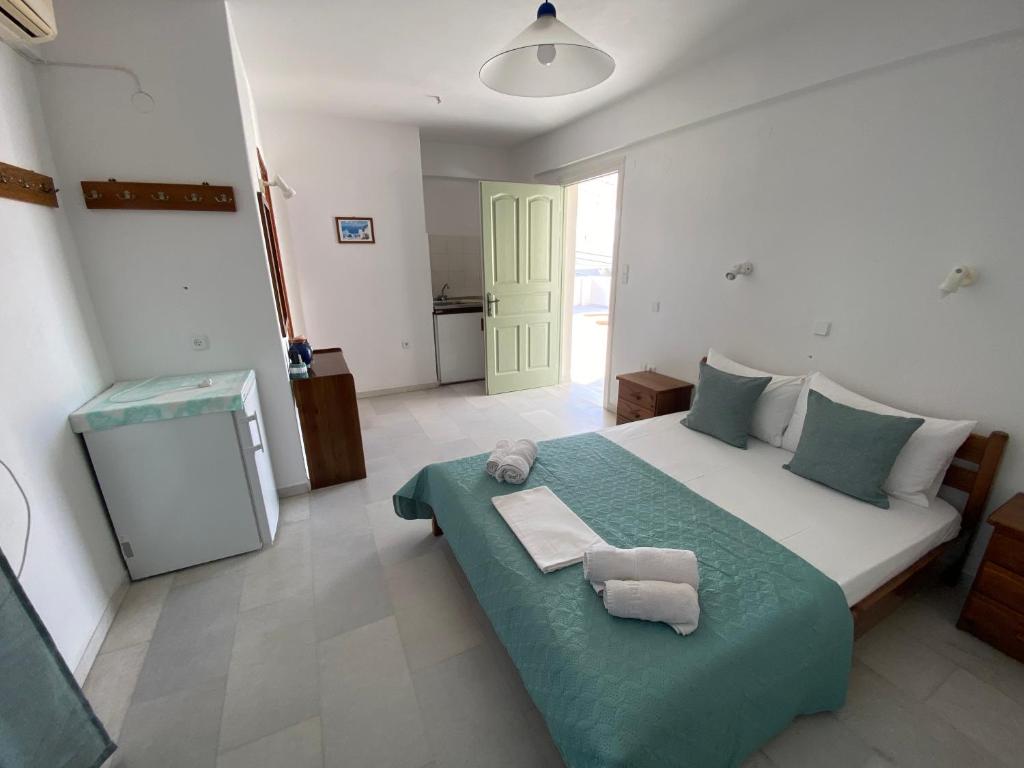 纳克索乔拉Asiminas的一间卧室配有一张大床和毛巾