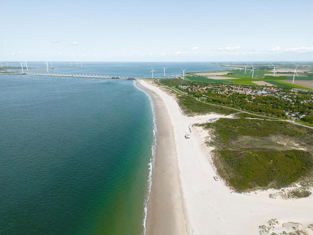 坎珀兰Glamping Kamperland的享有海滩空中风车美景