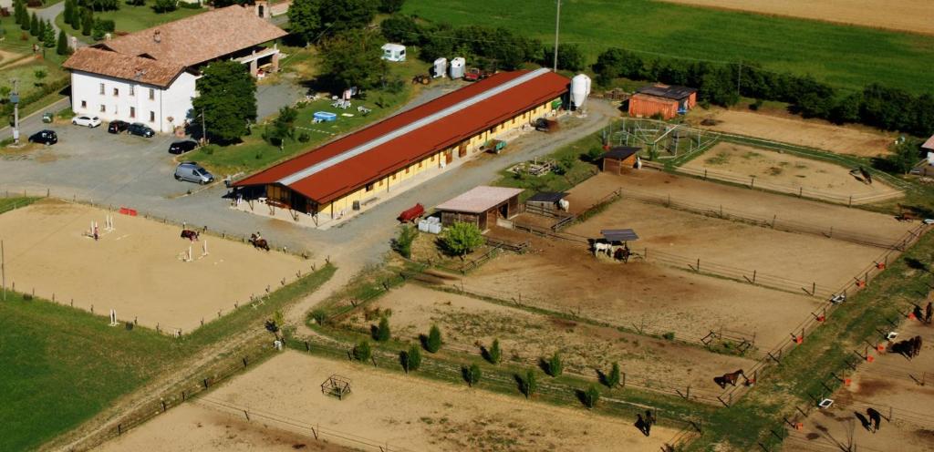 Francavilla BisioCascina Lunguria的享有带谷仓的大型建筑的空中景致