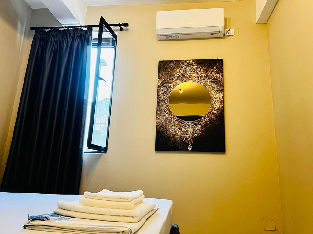 培拉特Kristian apartments的客房设有镜子和带毛巾的桌子。