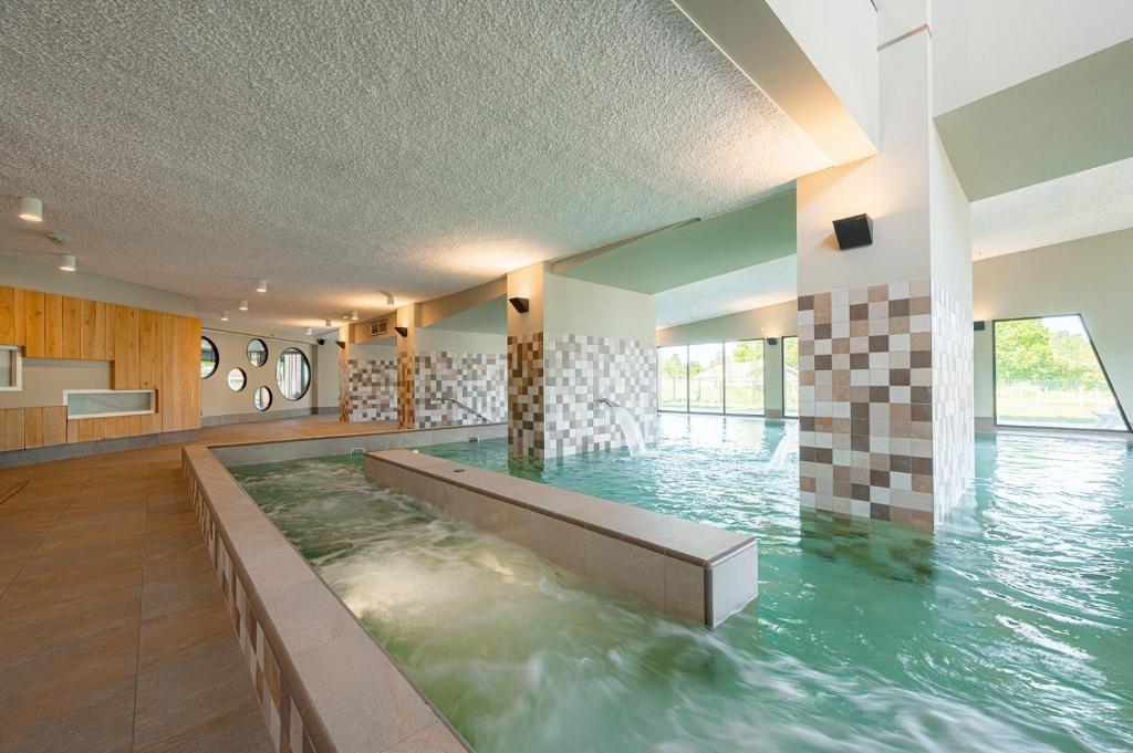 坎珀兰Glamping Schotsman的水游泳池位于客房中间