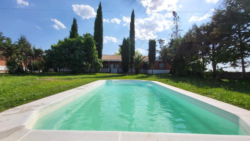 San Martín de MontalbánHOSTAL SAN MARTIN DE MONTALBAN的一座房子的院子内的游泳池