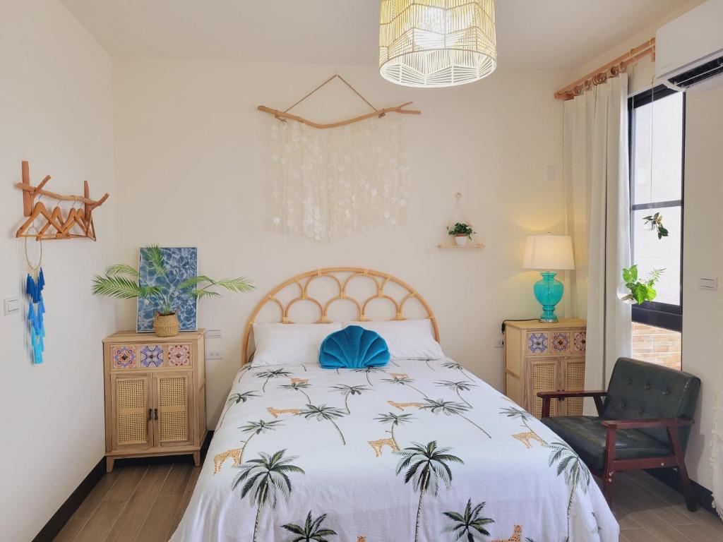 马公澎湖旅行路上民宿/私厨的一间卧室配有一张床和一把椅子