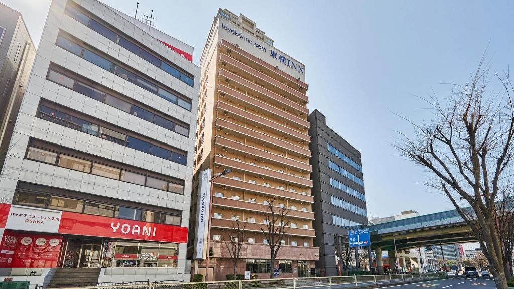 大阪Toyoko Inn Osaka Umeda Nakatsu No.2的街道边的高楼