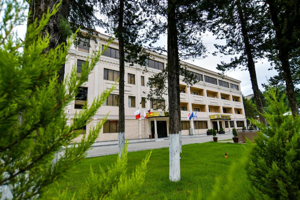 库塔伊西Gelati Residence的前面有树木的白色大建筑