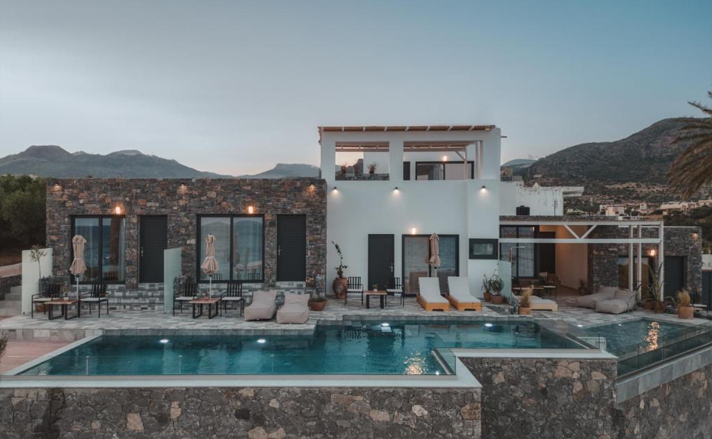 马克里亚罗斯Plakakia Luxury Apartments的一座带游泳池和房子的别墅