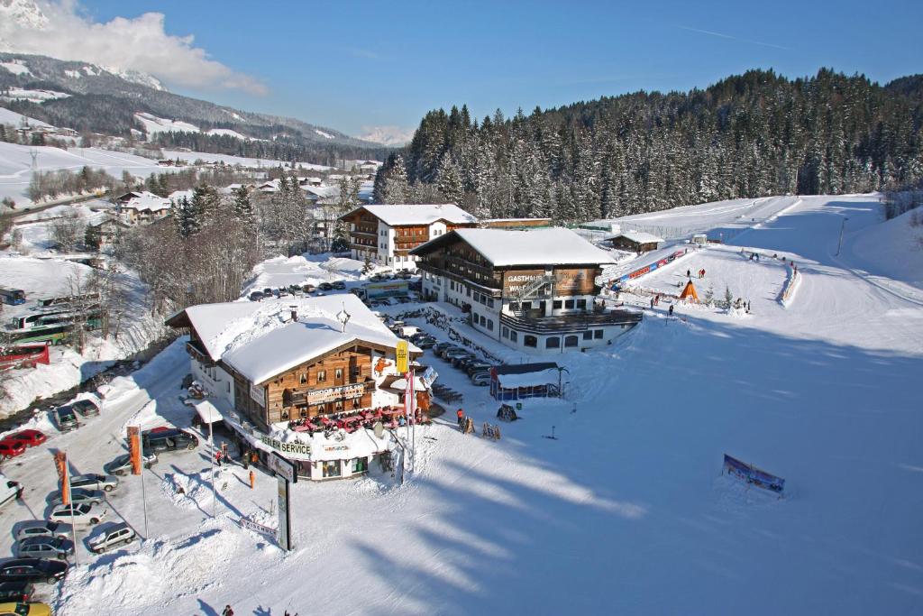 凯撒山麓舍福德尔沃尔德霍夫酒店的雪地中滑雪胜地的空中景观