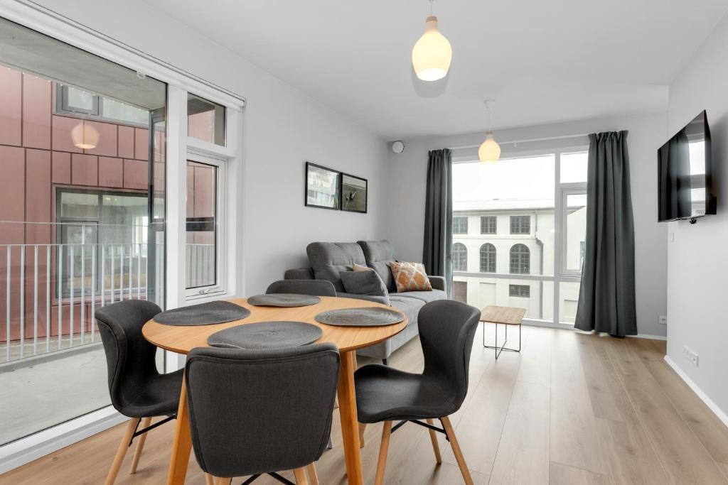 雷克雅未克Central Studio Apartment的客厅配有桌椅和沙发
