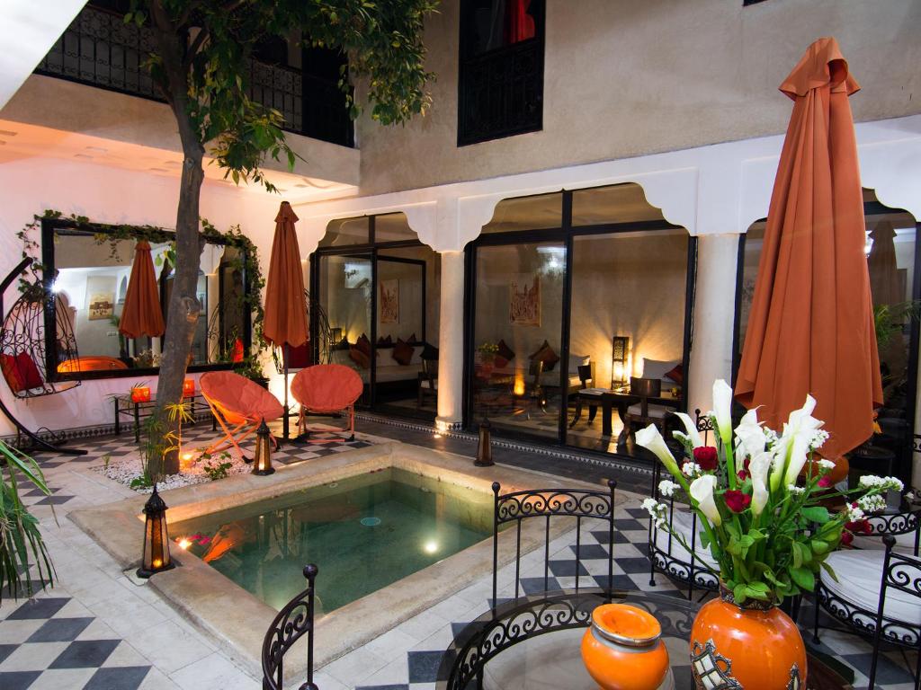 马拉喀什橙色乐贝儿庭院旅馆的房屋中间的游泳池