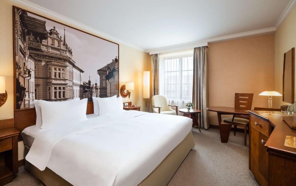 布拉格Lindner Hotel Prague Castle, part of JdV by Hyatt的一张大白色的床,位于酒店客房内