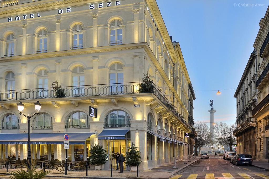 波尔多Hôtel de Sèze & Spa Bordeaux Centre的城市街道上一座大建筑