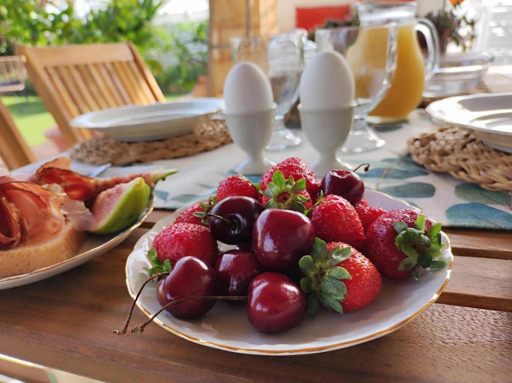 费尔莱恩Li Brilli的盘上草莓和其他水果的桌子