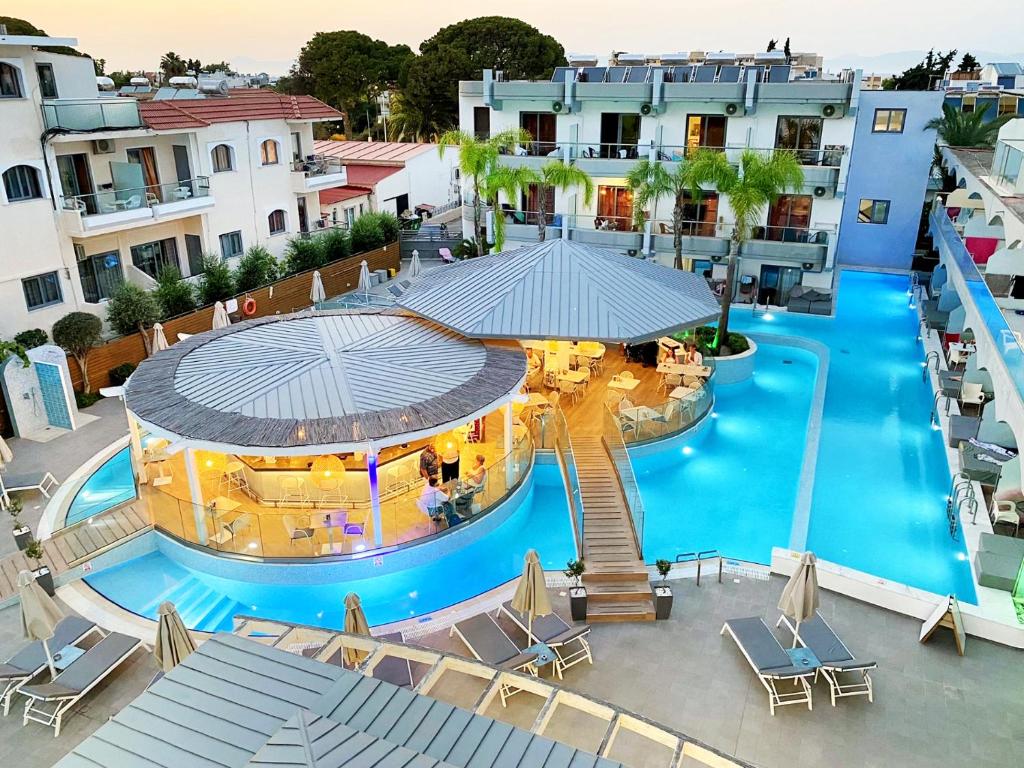 依克希亚卡蒂娅公寓式酒店的享有带椅子的游泳池和大楼的顶部景致