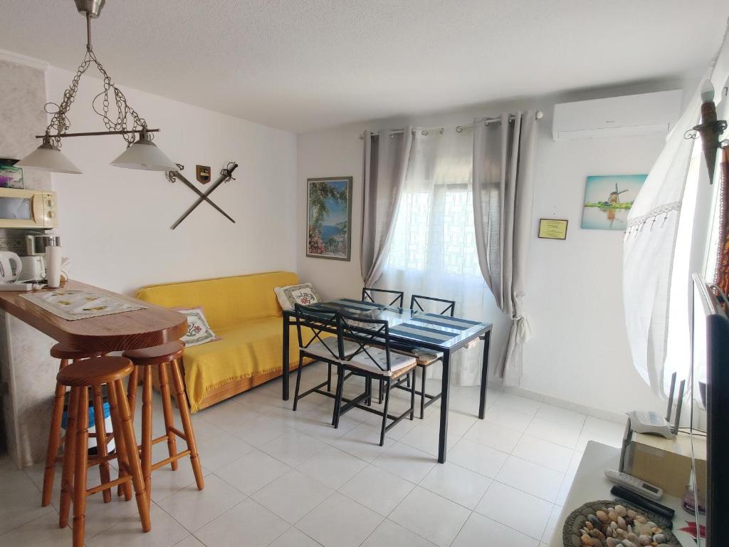 Casas DevesaEstrella Del Mar, Denia的客厅配有桌子和黄色沙发