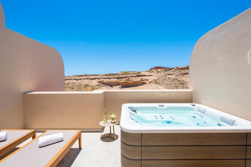 厄尔梅达诺MEDANO4YOU Eternal Spring Holiday Home的享有沙漠景致的客房内的热水浴池