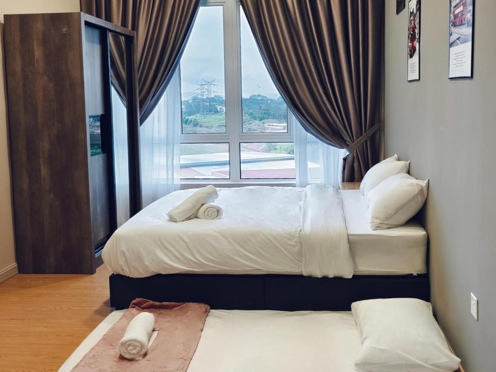 关丹Valley Suites by WyattHomes的带大窗户的客房内的两张床