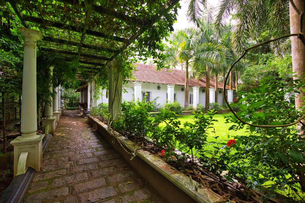 Kizhake ChālakudiSoftouch Ayurveda Village Kerala的一座带小径和房屋的花园