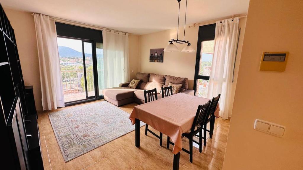 霍斯皮塔勒·德尔英福Apartamento con vista en L'Hospitalet del Infant的客厅配有桌子和沙发