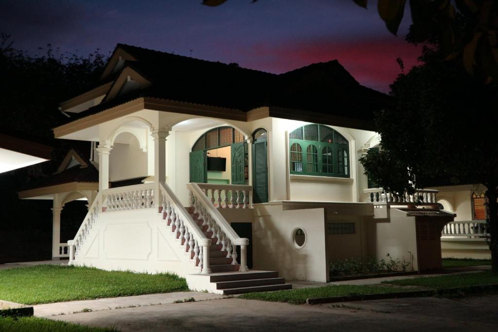 蔻立Bann Mangkud Khaolak的白色的房子,晚上有绿门