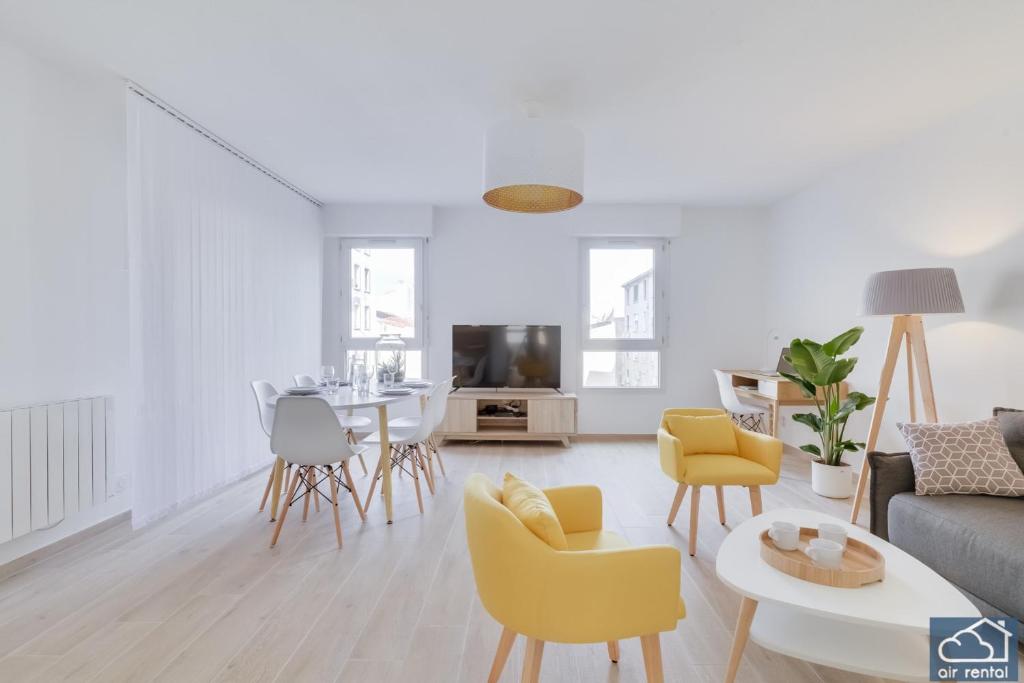 马赛Beautiful Appartement & Parking - Vieux-Port的客厅配有沙发和桌子