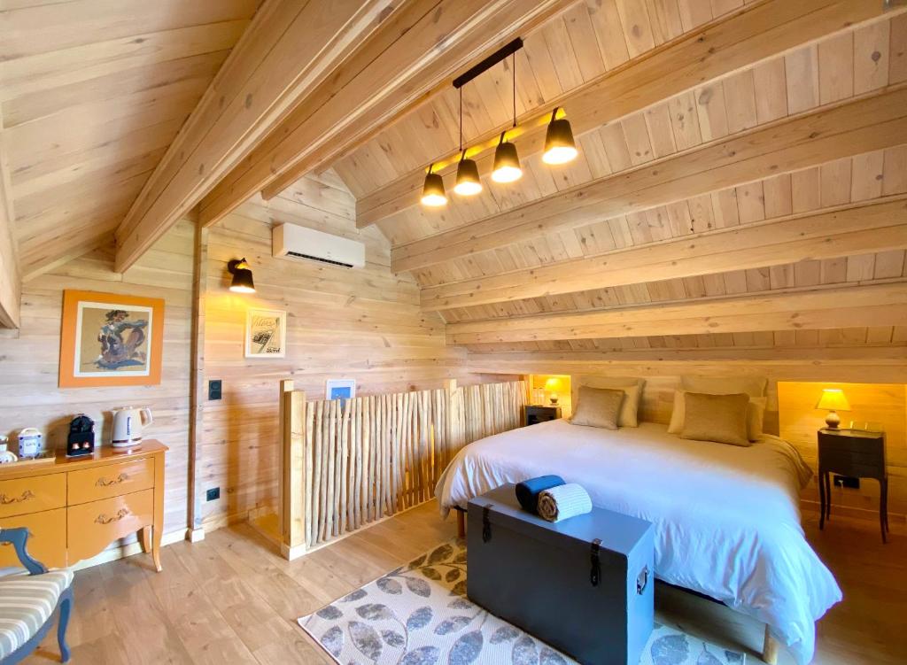 Courcelles-SapicourtLa Maison de Manolie的小木屋卧室配有大床