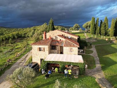 阿雷佐Agriturismo D'ambiano的一群站在房子前面的人