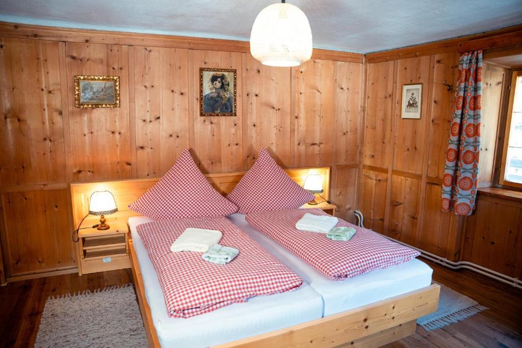 埃尔比格纳尔普Landhaus Geierwally的一间卧室配有红色和白色枕头的床