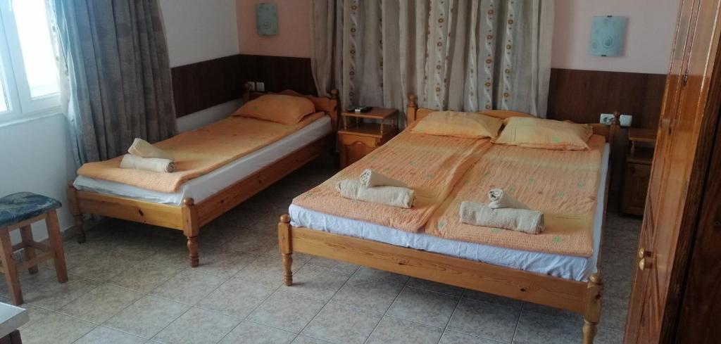 奥布佐尔Guest House D. Bogdanova的配有衬衫的酒店客房内的两张床