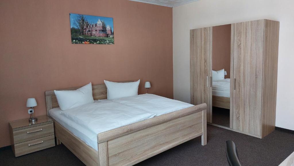 巴德马斯考Pension Am Park的一间小卧室,配有一张床和镜子
