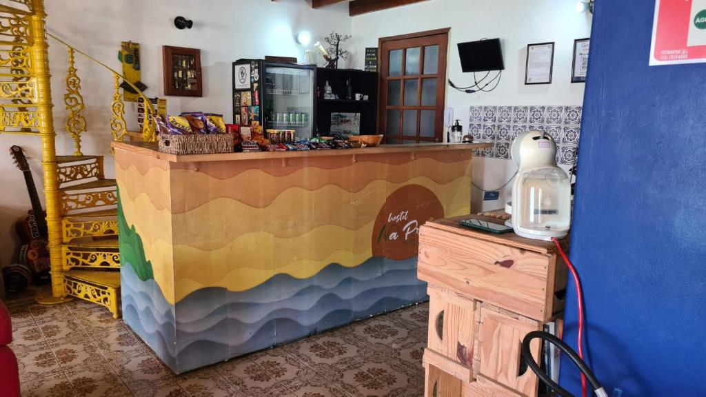 乌巴图巴Hostel Na Praia - Hospedagens e eventos的一间商店,有五颜六色的柜台和柜台