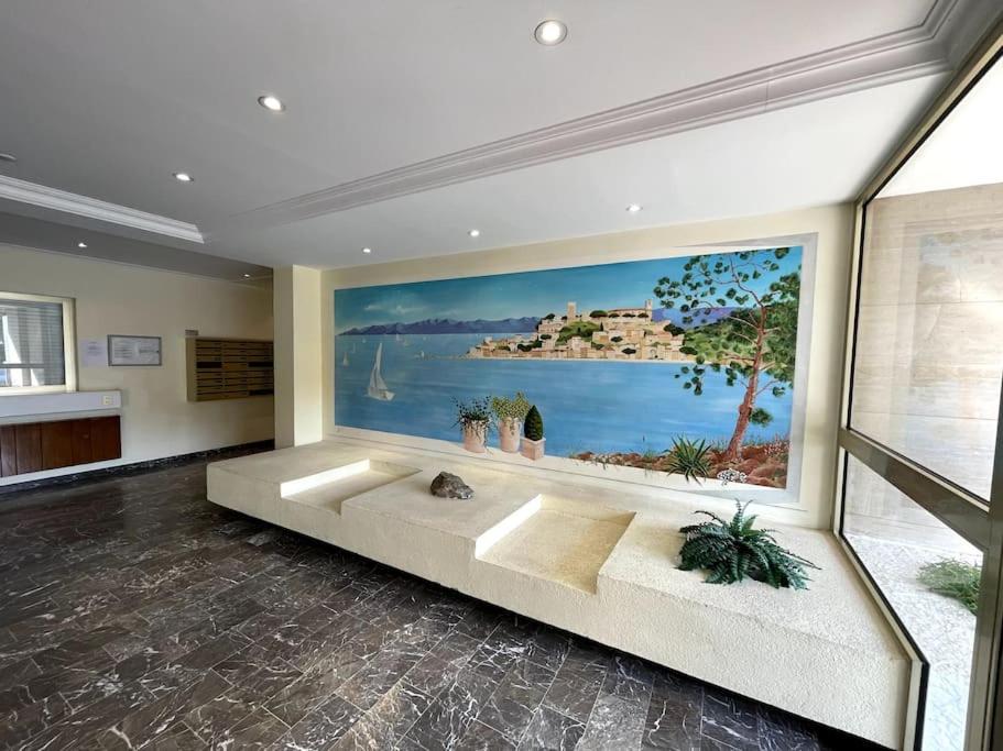 戛纳Beach Studio Cannes的客厅的墙上挂着一幅大画