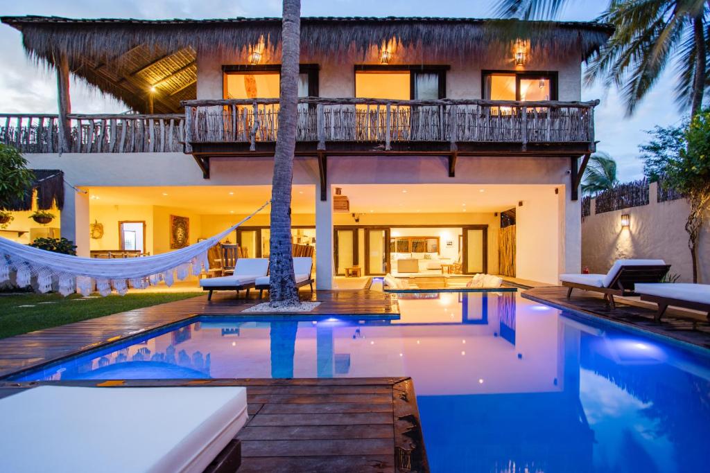 杰里科科拉Casa Elea的一座带游泳池和房子的别墅