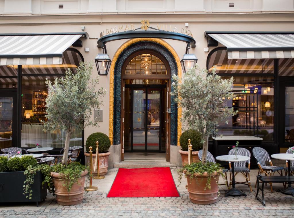 斯德哥尔摩Villa Dagmar的门楼前的红地毯