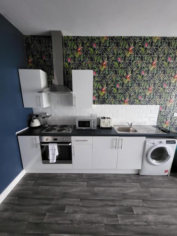 莱斯特City Centre Studios 3的厨房配有水槽和洗衣机
