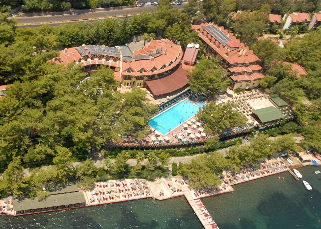 马尔马里斯Marmaris Park Hotel的享有带游泳池的度假村的空中景致