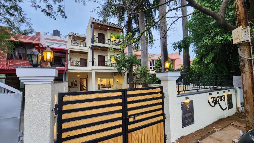 博帕尔Aaranya - A Boutique Stay的一座带木门和围栏的房子