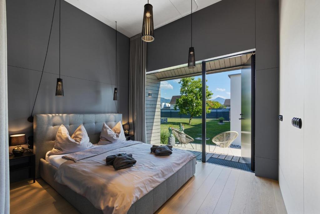 劳特阿赫KODA LOFT EXTENDED - Urlaub im Tiny House Bodensee的一间带大床的卧室和一个阳台