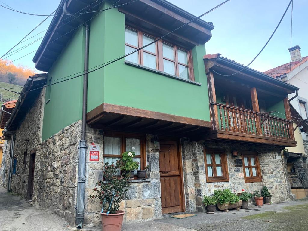 费莱乔萨El Corral de Baxo的色彩缤纷的房屋设有阳台